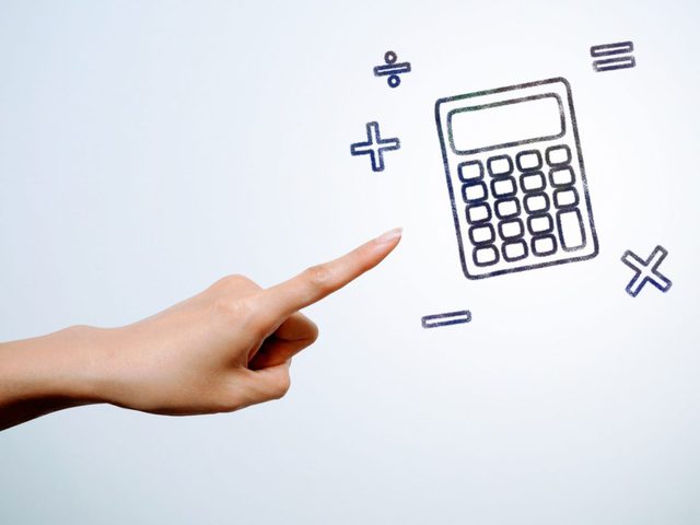 計算機を指差す