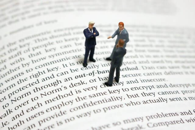 本の上で話す人々