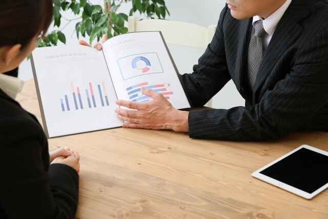 プレゼンする男性