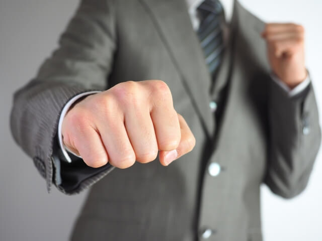 ファイティングポーズをとるビジネスマン