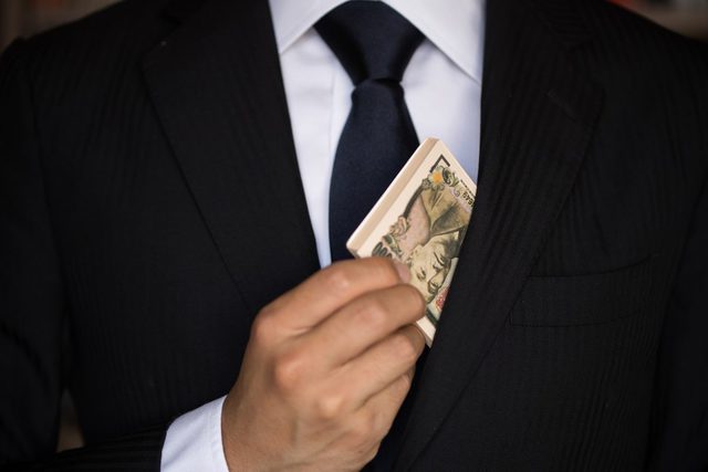 札束を出す男性